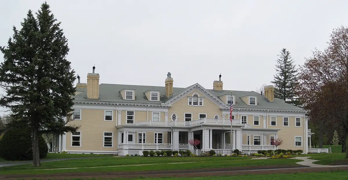 Front of the cream Colonial Revival Endicott Estate mansion in Dedham